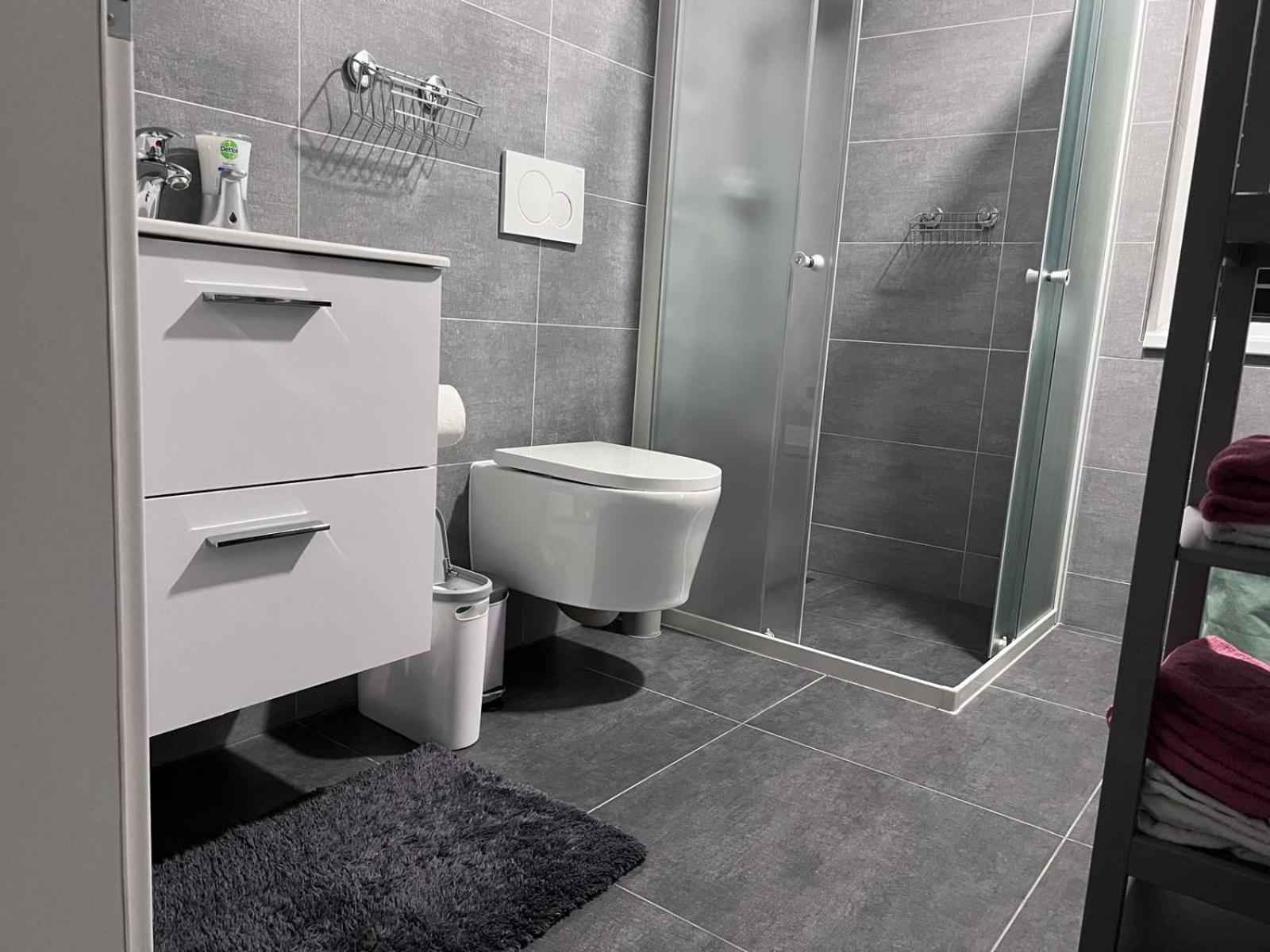 Modern Close To Tram And Airport, Free Parking Apartment Prag