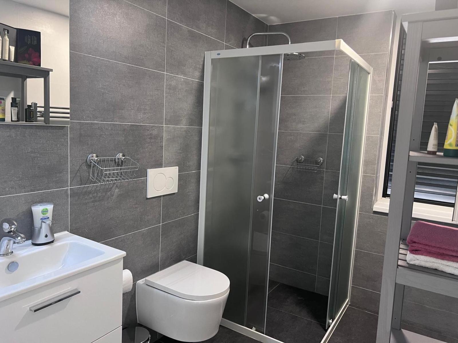 Modern Close To Tram And Airport, Free Parking
