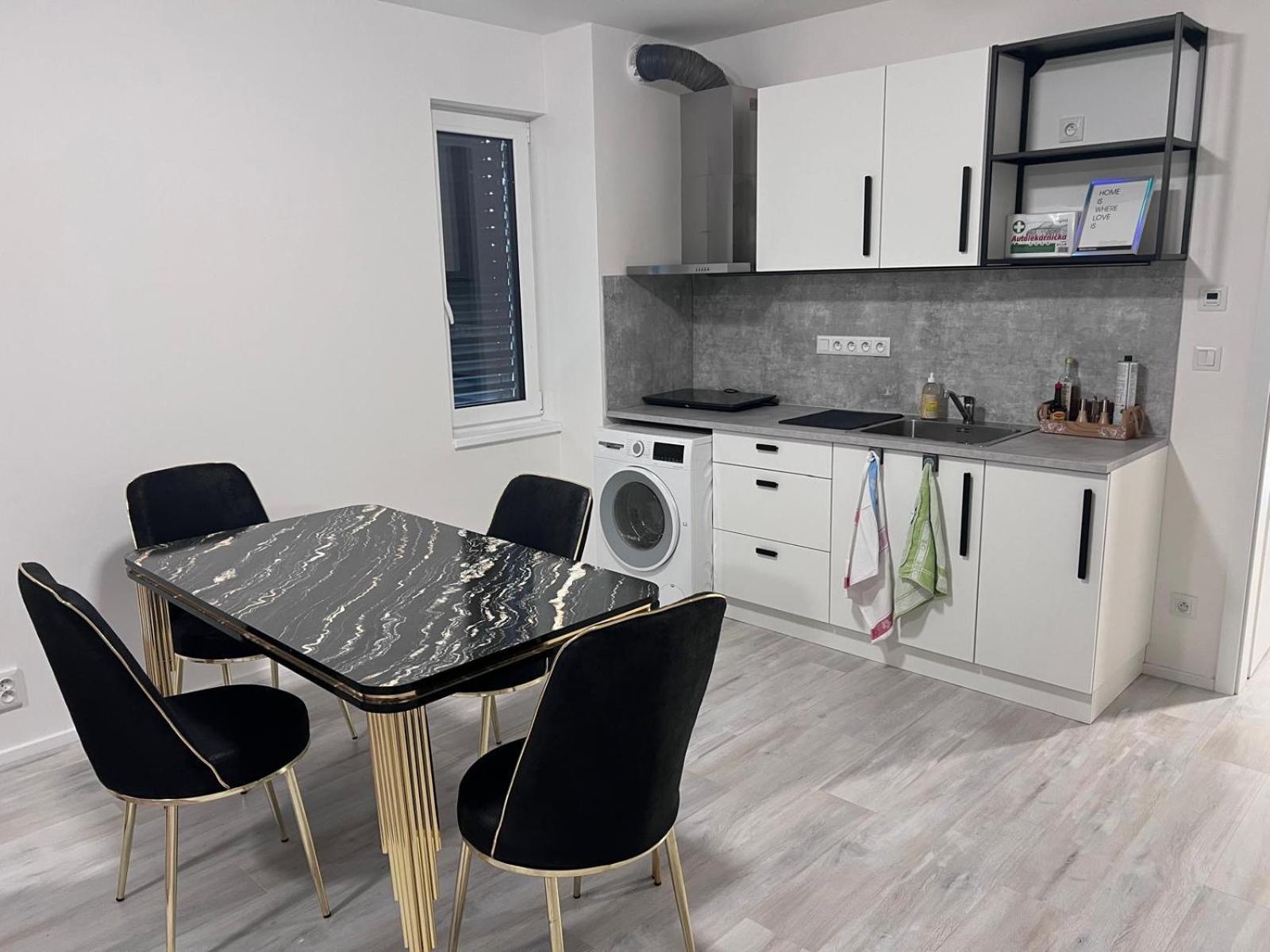 Modern Close To Tram And Airport, Free Parking Apartment
