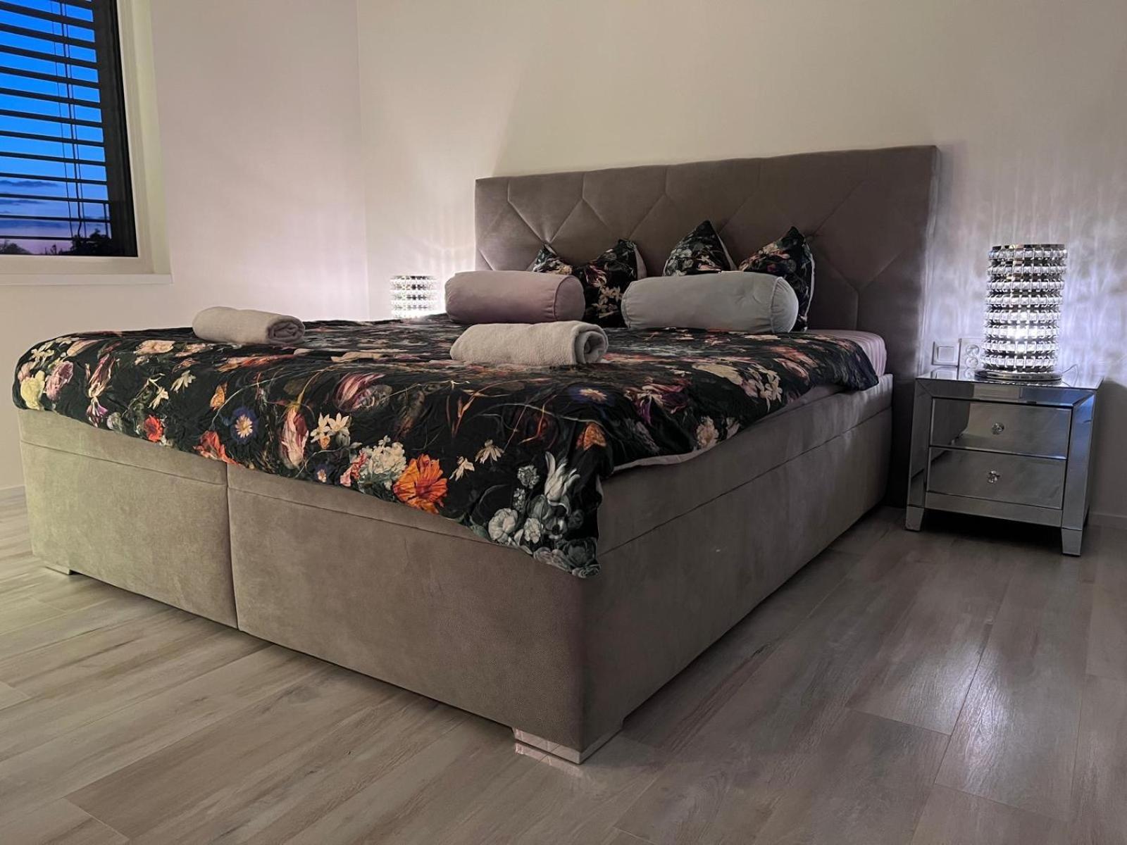 Modern Close To Tram And Airport, Free Parking Apartment *