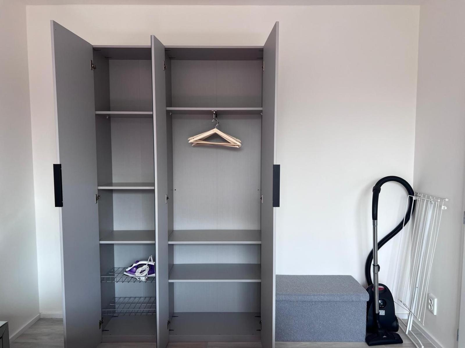 Modern Close To Tram And Airport, Free Parking Apartment Prag