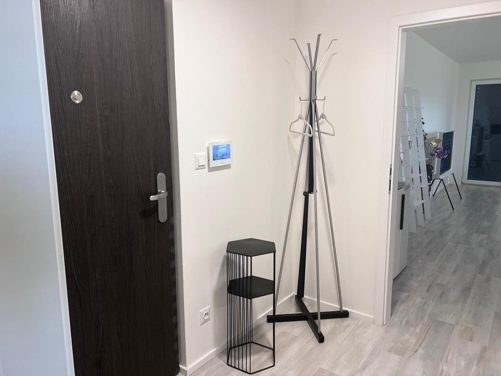 Modern Close To Tram And Airport, Free Parking * Prag
