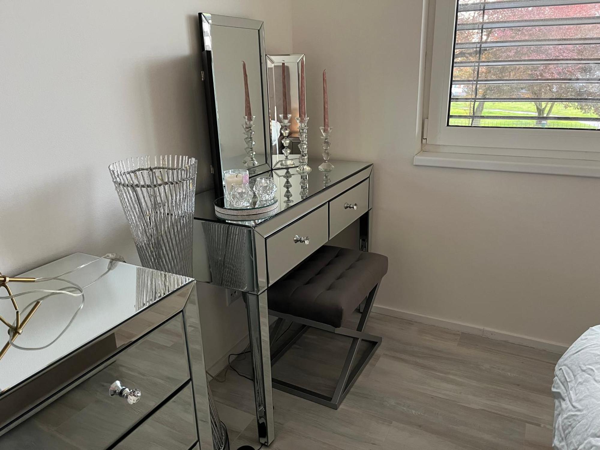 Modern Close To Tram And Airport, Free Parking Apartment