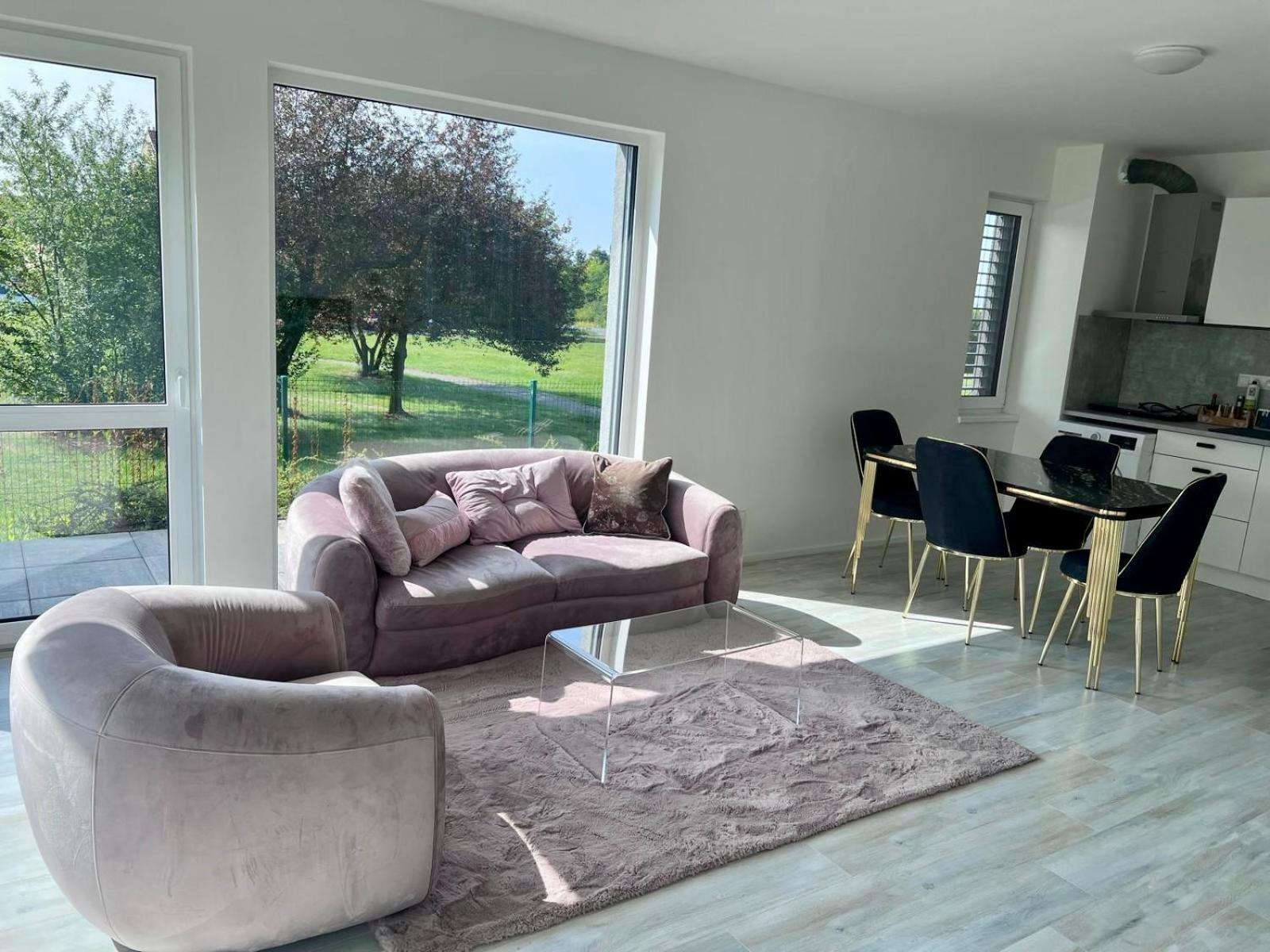 Modern Close To Tram And Airport, Free Parking Apartment