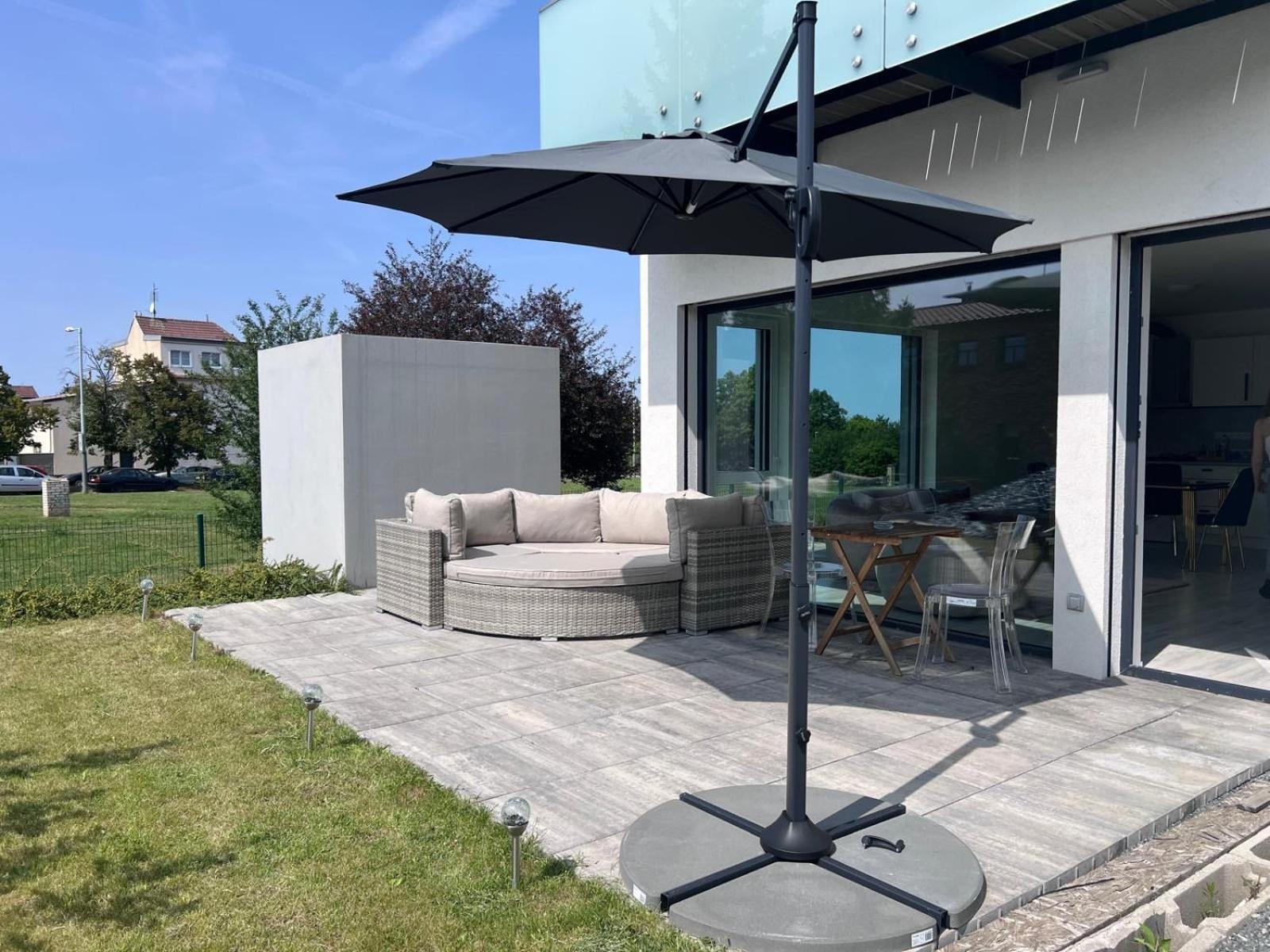 Modern Close To Tram And Airport, Free Parking Apartment Prag
