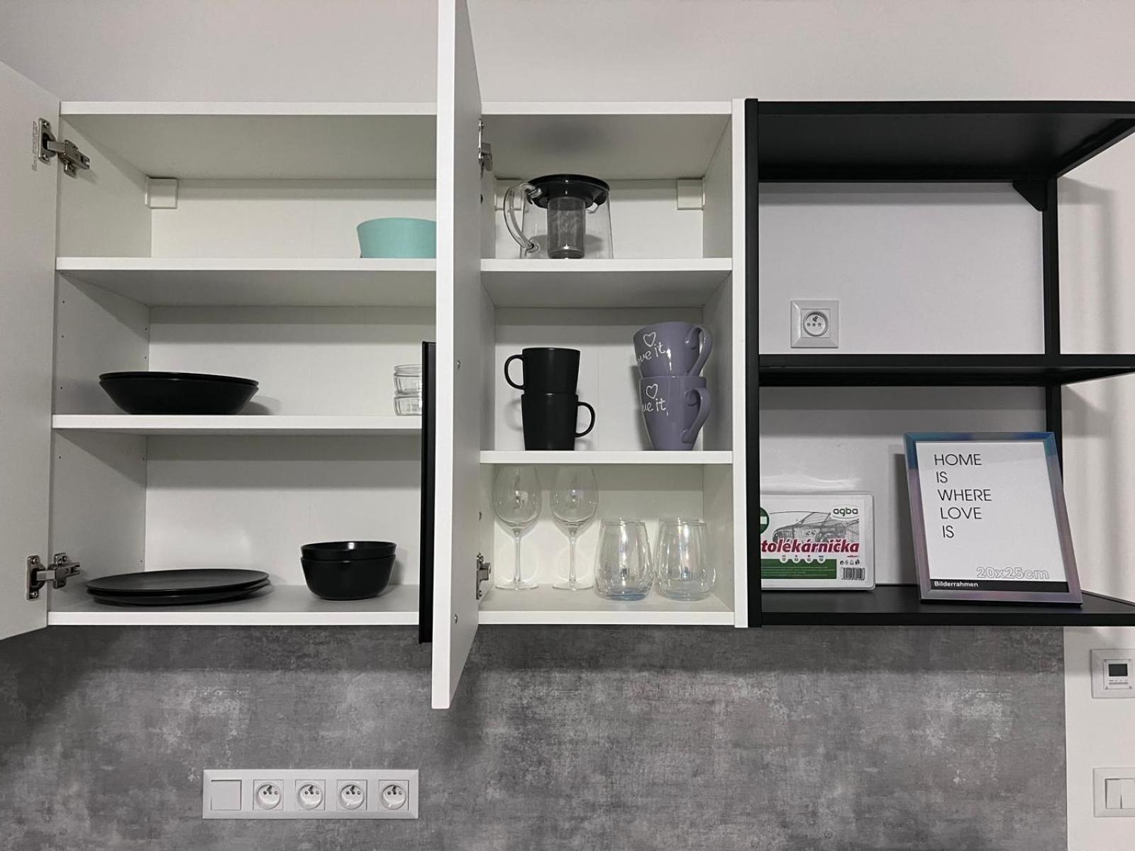 Modern Close To Tram And Airport, Free Parking Apartment
