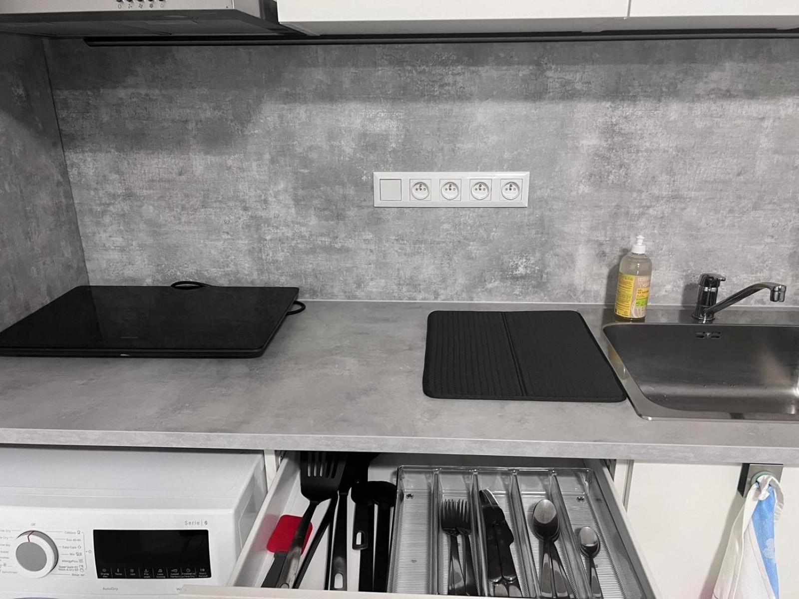 Apartment Modern Close To Tram And Airport, Free Parking