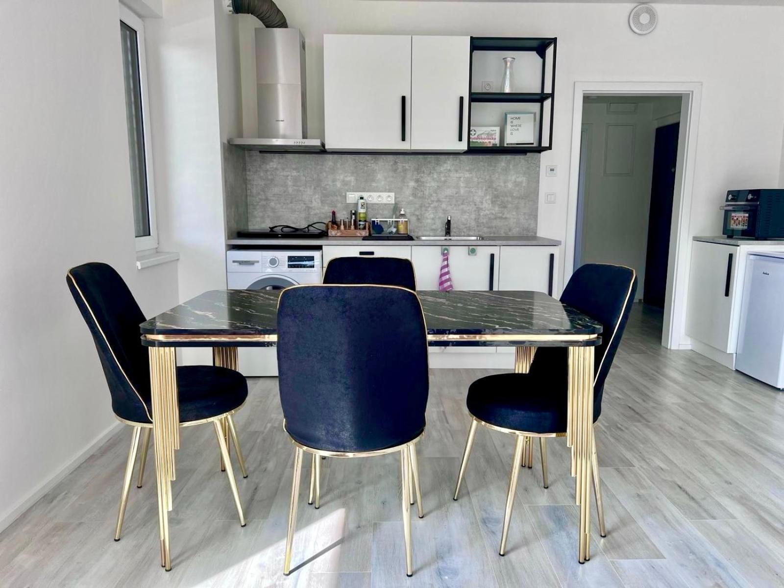 Modern Close To Tram And Airport, Free Parking Prague